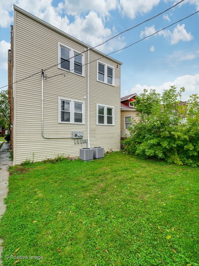 Building Photo - 2919 N Kilpatrick Ave