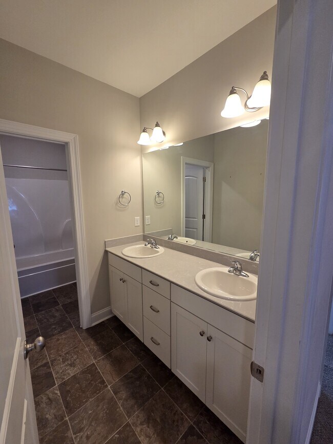 Building Photo - 2105 Thornbury Cove