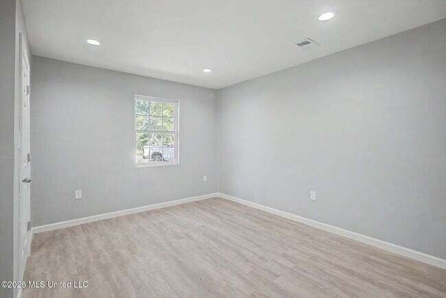 Building Photo - 3 bedroom close to D'Iberville!