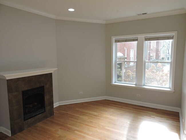 Building Photo - 1346 1/2 W Estes Ave