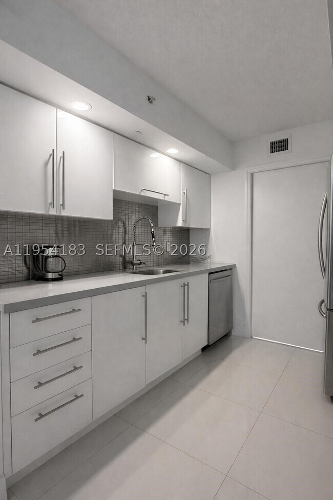 Building Photo - 6917 Collins Ave