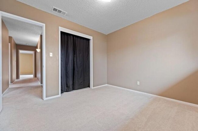 Building Photo - 4 Bedroom / 2 Bathroom Home for Rent $2,700