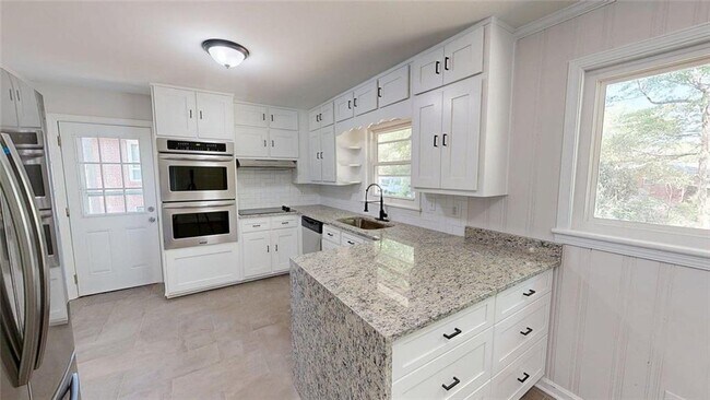 Building Photo - 8 Larose Dr SW