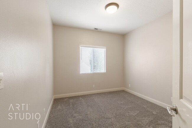 Building Photo - Newly Remodeled 3 Bedroom, 2 Bathroom Upst...