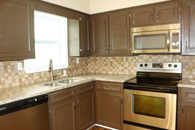 Building Photo - 1600 Mazor Dr