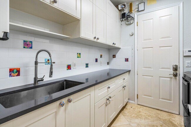 Building Photo - 4675 Manderly Dr