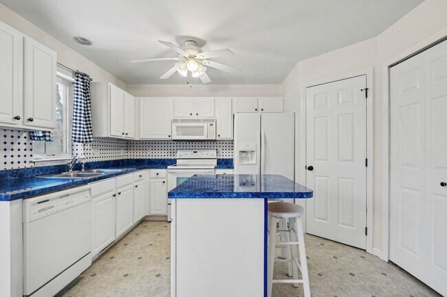 Building Photo - 54 Woodmyre Ln