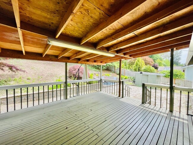 Building Photo - Beautifully Renovated 5 Bedroom House with Large Yard!