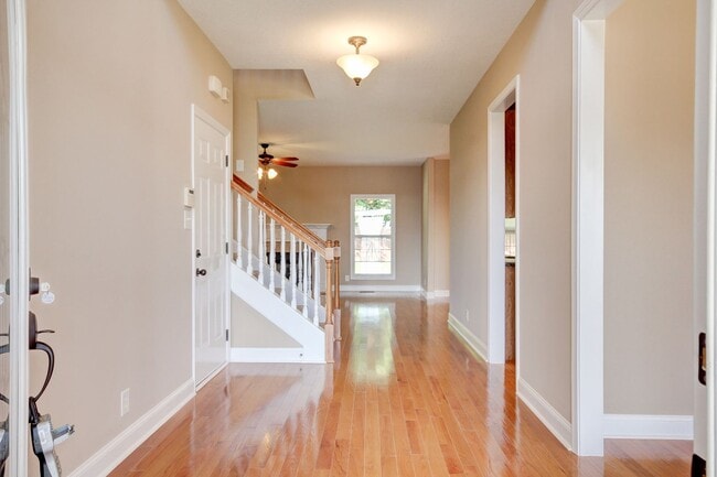 Building Photo - Four Bedroom with Bonus!