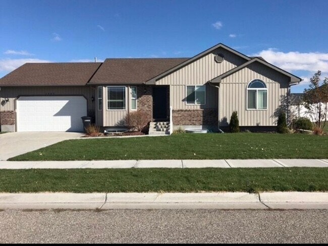 Primary Photo - Charming 4-Bedroom Home for Rent in Ammon,...