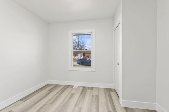 Building Photo - 4142 Meadowdale Dr