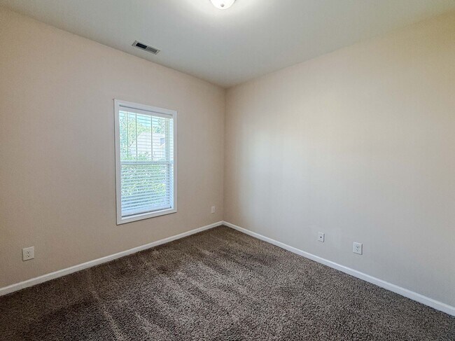 Building Photo - 728 Roanoke Drive