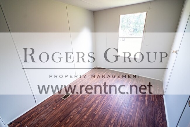 Building Photo - 241 Hidden Lake Ln