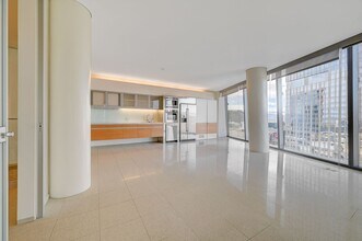 Building Photo - Veer Towers 1412E-Strip Views from this Corner 1Bd Residence