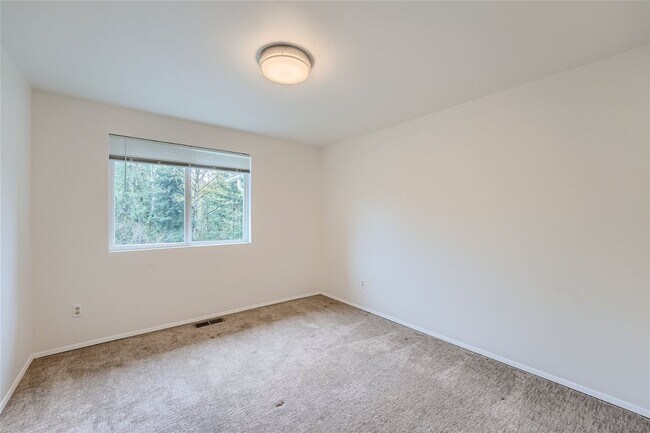 Building Photo - Amazing 4Bed/2.5Bath Home with Fully Fenced Backyard in Bellevue!