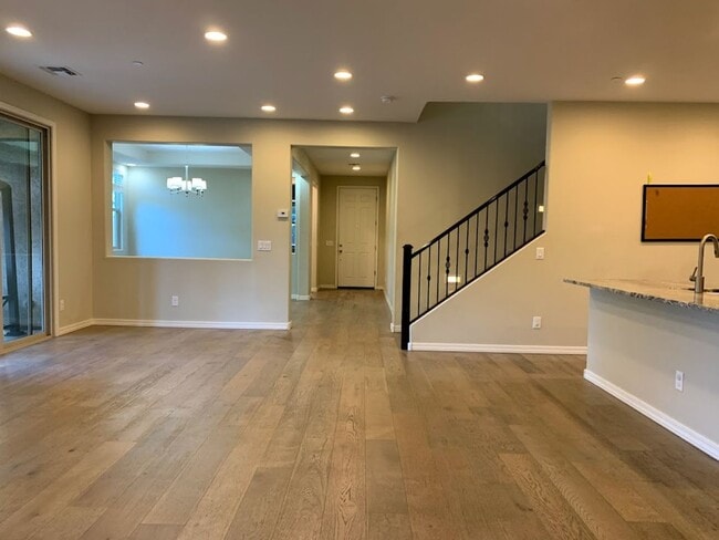 Building Photo - 4 BEDROOM PLUS LOFT, BUILT IN BBQ WITH COMMUNITY POOL