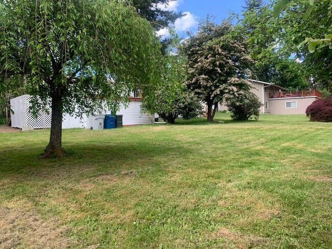 Building Photo - Spacious and bright