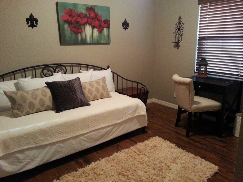 Smaller 2nd bedroom/office - 917 SE 3rd St