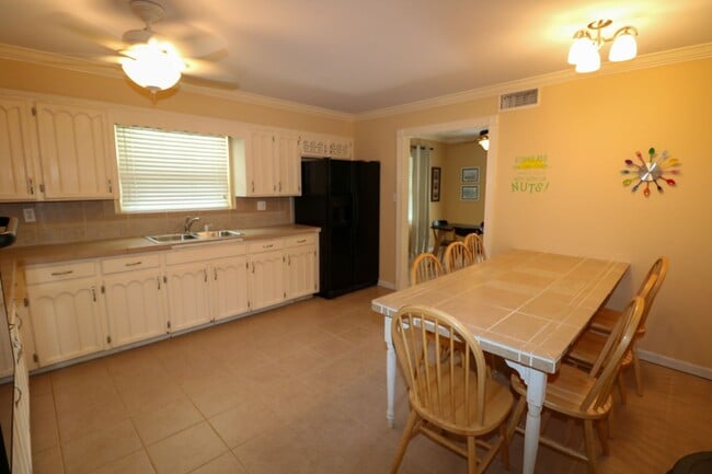 Building Photo - Wonderful Lake Home