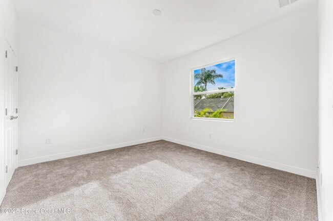 Building Photo - 35 Loch Ness Dr