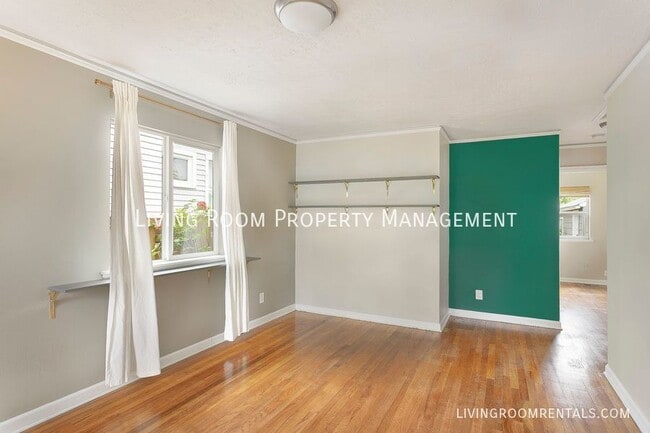 Building Photo - 6118 SE Reedway St