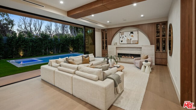 Building Photo - 565 Toyopa Dr