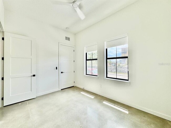 Building Photo - 1302 E Kay St