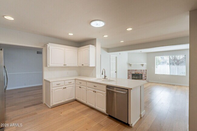 Building Photo - 5715 E Calle Del Paisano