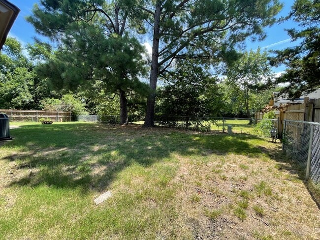 Building Photo - Move in ready! 3 bedrooms and 2 baths