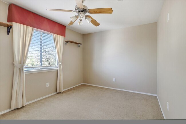 Building Photo - 1921 Southridge Ln