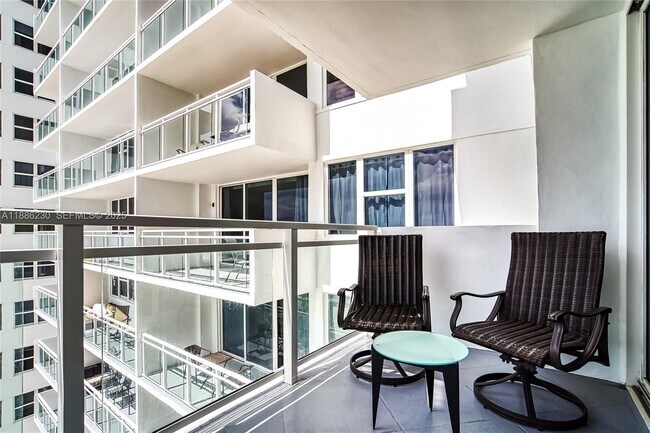 Building Photo - 2030 S Ocean Dr