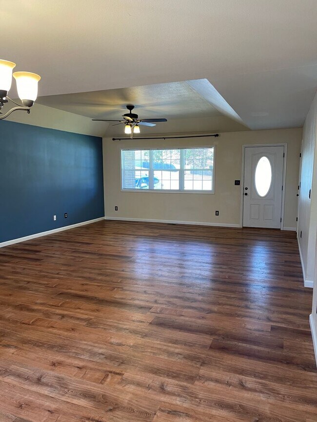 Building Photo - Available November 21st!   6 Month lease