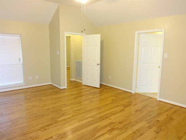 Building Photo - 104 Laguna Pointe Dr