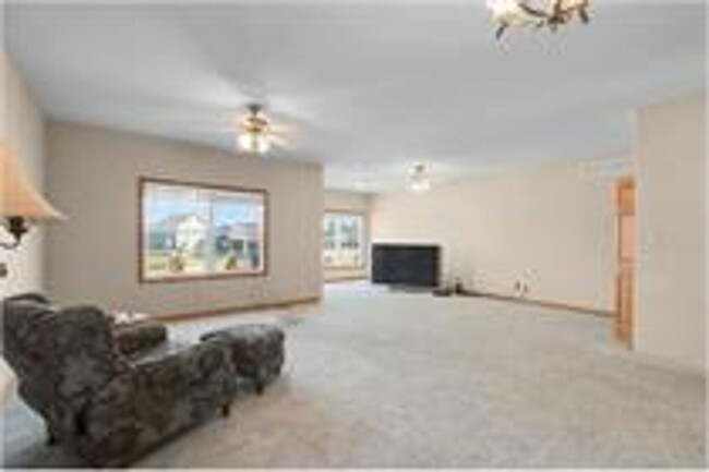 Building Photo - 2104 E Lucille Ln