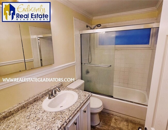 Building Photo - Pet Friendly Fresh 3 bed 2 bath with fully fenced yard