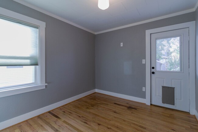 Building Photo - Beautiful 2 Bed 1 bathroom vintage home Do...