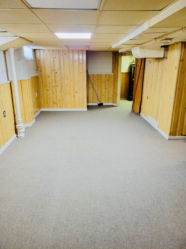 Building Photo - 24926 Hickory St