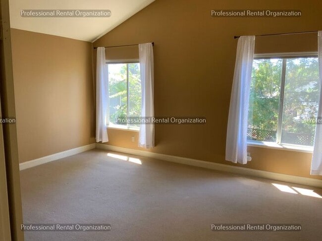 Building Photo - Beautiful Eastside 4 Bedroom, 3 Full baths in quiet neighborhood