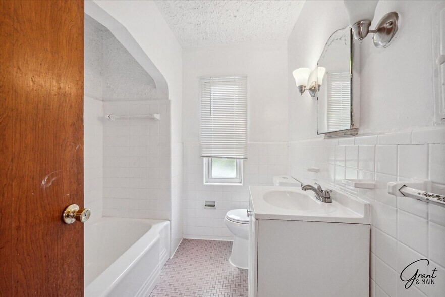 Building Photo - 5074/5076 Chalmers - Alejandro Soto