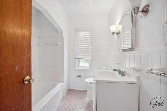 Building Photo - 5074/5076 Chalmers - Alejandro Soto