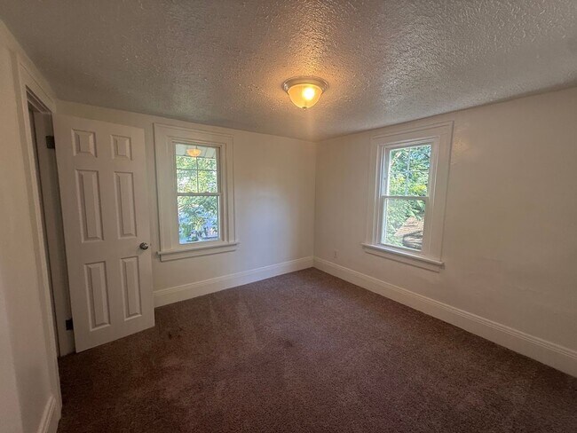 Building Photo - 560 Lovers Ln