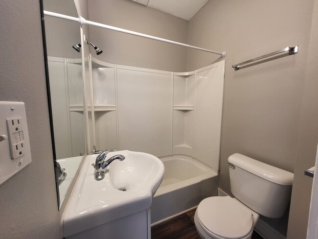 Building Photo - 2 Bedroom, 1 Bathroom Home!