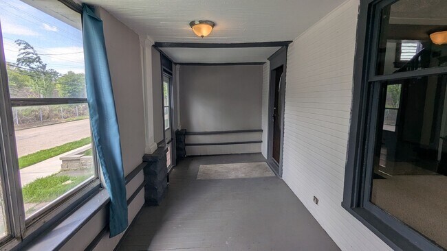 Building Photo - Spacious 5-bedroom, 1-bath home offers flexible living across multiple levels in Akron