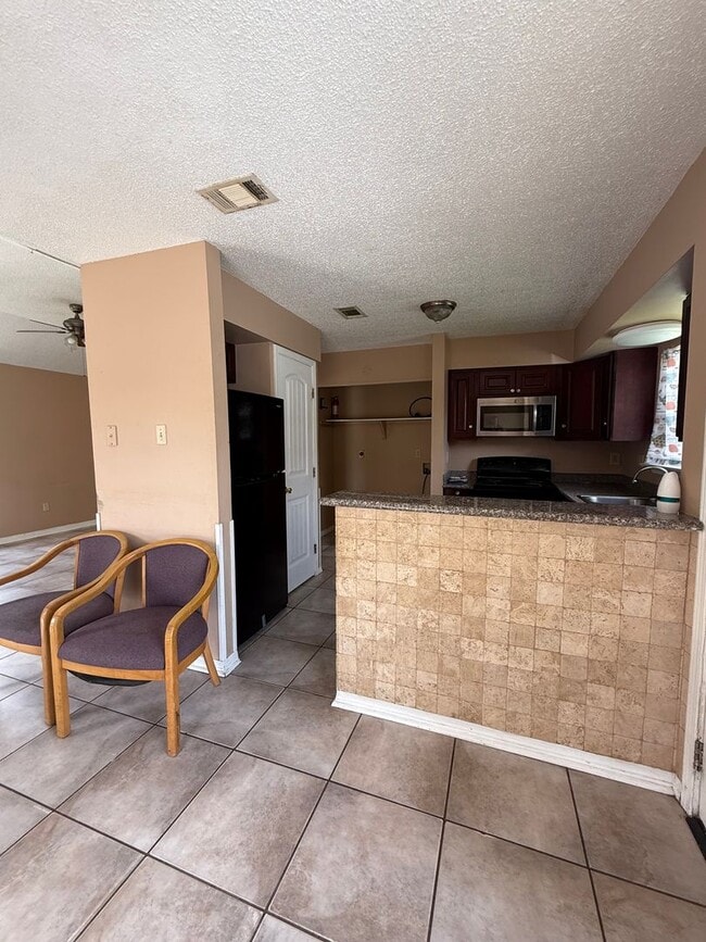 Building Photo - Parkway North Condo