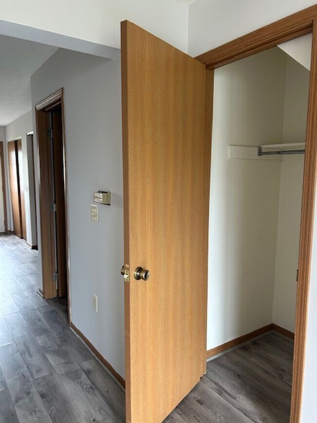 Building Photo - 2 Bedroom, 1 1/2 Bath 1500 sq. ft. Townhom...