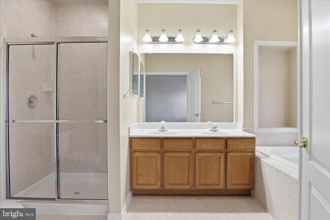 Building Photo - 4604 Carisbrooke Ln