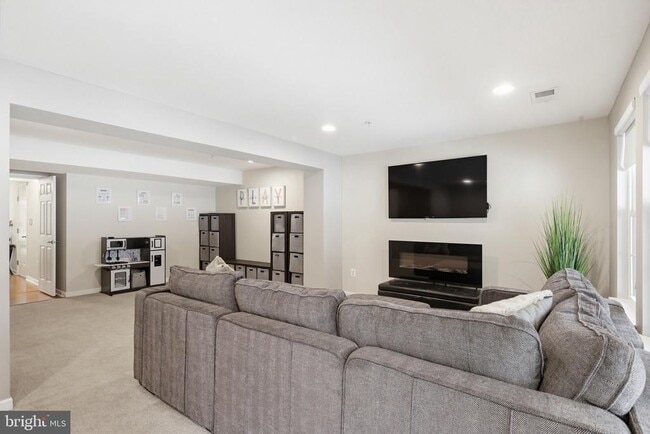 Building Photo - 7061 Holly Springs Ln