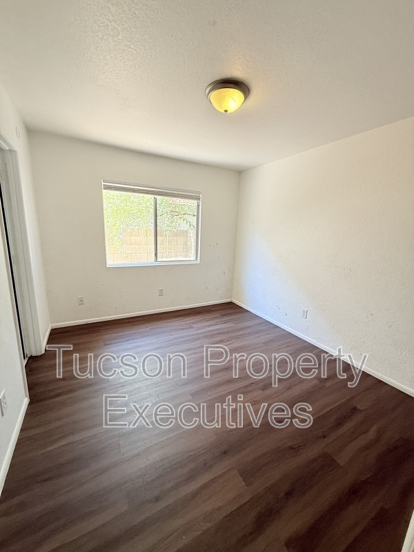 Building Photo - 9472 N Albatross Dr