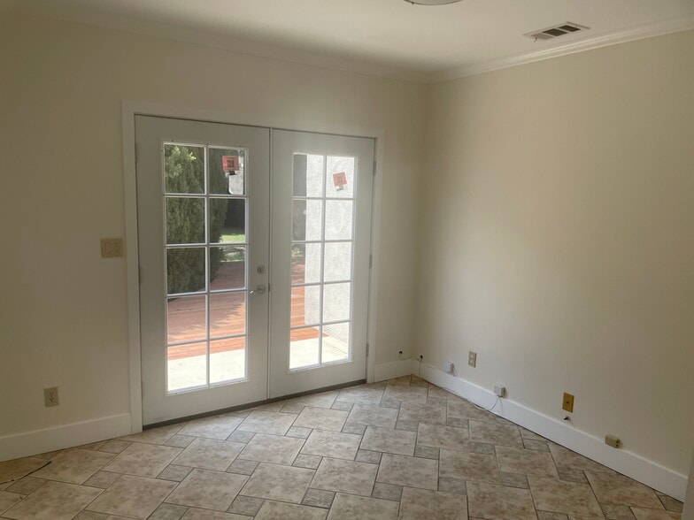 Building Photo - 1523 Carmona Ave