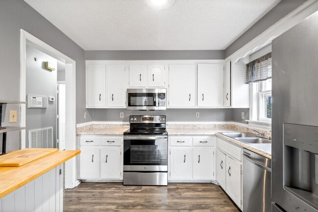 Building Photo - Lovely home on beautiful wooded corner lot